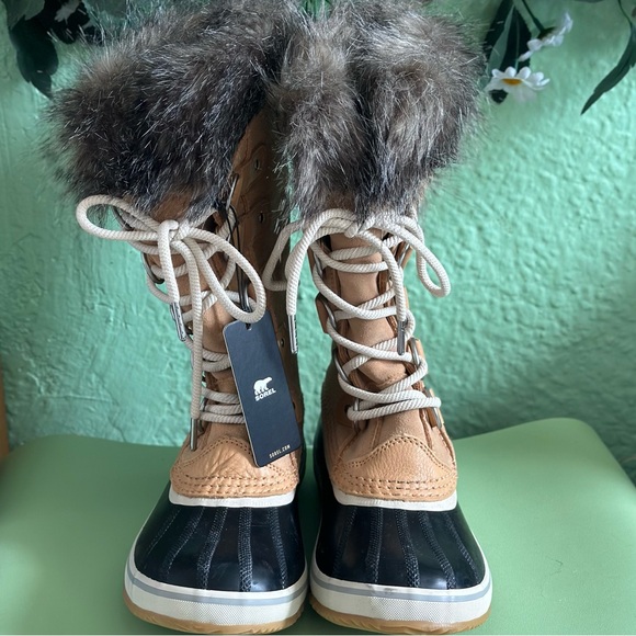 NWT SOREL Joan of Arctic Faux Fur Waterproof Snow Boots sz 7.5 8 - Picture 4 of 10